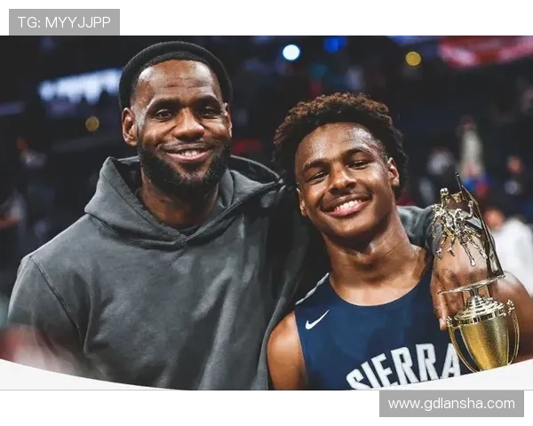 布朗尼在赛前仪式中接过詹姆斯的位置展现父子传承的篮球梦想